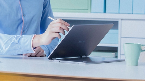 Laptop có cấu hình siêu mạnh mẽ nhưng tiết kiệm năng lượng vì được trang bị Chip Intel Core i7 thế hệ thứ 7. Ngoài ra, thiết kế thông minh không cần quạt tản nhiệt giúp giảm tiếng ồn - ngay khi dùng ở công suất cao nhất – cho phép người dùng thuyết trình hoặc xem phim liên tục mà không có bất kì trở ngại nào. Bút Asus Pen cho phép người dùng tương tác một cách trực quan hơn với máy.
