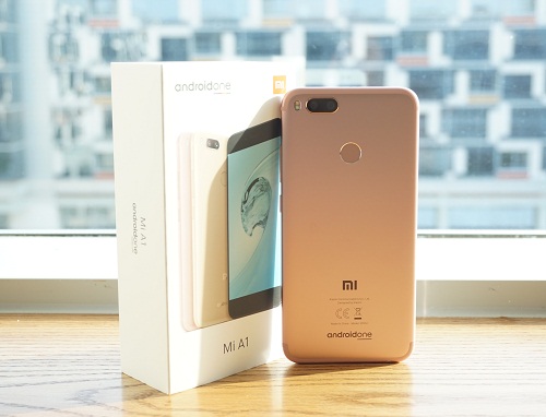   Đây là kết quả của sự hợp tác giữa Xiaomi và Google. Mi A1 là chiếc điện thoại Android One đầu tiên của Xiaomi, với trải nghiệm phần mềm được thiết kế bởi Google, hứa hẹn mang đến cho người dùng một chiếc điện thoại Android dễ sử dụng và liên tục được cập nhật các phiên bản hệ điều hành mới nhất. Là một chiếc smartphone Android One, Mi A1 được cài đặt sẵn những dịch vụ phổ biến nhất của Google, như lưu trữ ảnh chất lượng cao hoàn toàn miễn phí và không giới hạn trên Google Photos.