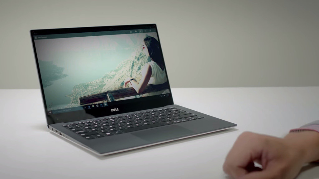 1. Dell XPS 13 (từ 36 triệu đồng): Chiếc laptop mang tính biểu tượng của Dell mỏng hơn 15 mm, nặng 1,3 kg, là một trong những lựa chọn Windows tốt nhất hiện nay. XPS 13 có viền màn hình siêu mỏng, khiến nó trở nên sexy khó cưỡng. Thông số cho bản tiêu chuẩn của model này gồm chip Intel core i5, RAM 8 GB và ổ SSD 256 GB.