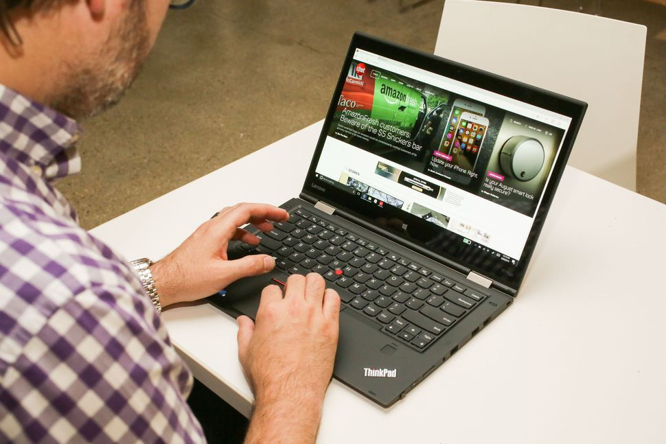 2. Lenovo Thinkpad X1 Yoga (45 triệu đồng): Model này là sự kết hợp giữa phong cách doanh nhân của dòng Thinkpad và tính linh động của dòng Yoga với khả năng lật xoay 360 độ. Máy nặng 1,3 kg, sử dụng màn hình 14 inch 2K chống chói, thân máy chịu được va đập nhẹ. Tuy nhiên, mức giá của nó không hề dễ chịu với phần lớn người dùng.