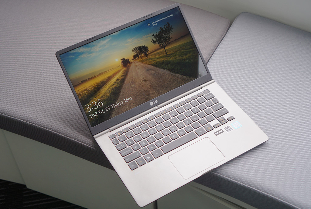4. Apple MacBook 12 inch (34 triệu đồng): Gọn nhẹ, thiết kế long lanh nhưng nhược điểm lớn của nó là cấu hình không quá mạnh. Model này chỉ dùng chip core M, dòng chip hiệu năng thấp nhưng tiết kiệm pin của Intel. Ngoài ra, giá bán của máy cũng khá cao so với cấu hình. Model này mỏng 13,1 mm, nặng 920 gram, dùng màn hình Retina, ổ SSD 256 GB kèm RAM 6 GB.