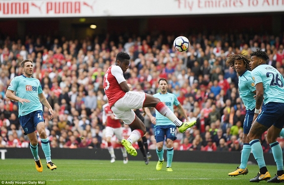 Arsenal &quot;vượt bão&quot; bằng cú đúp của Welbeck!