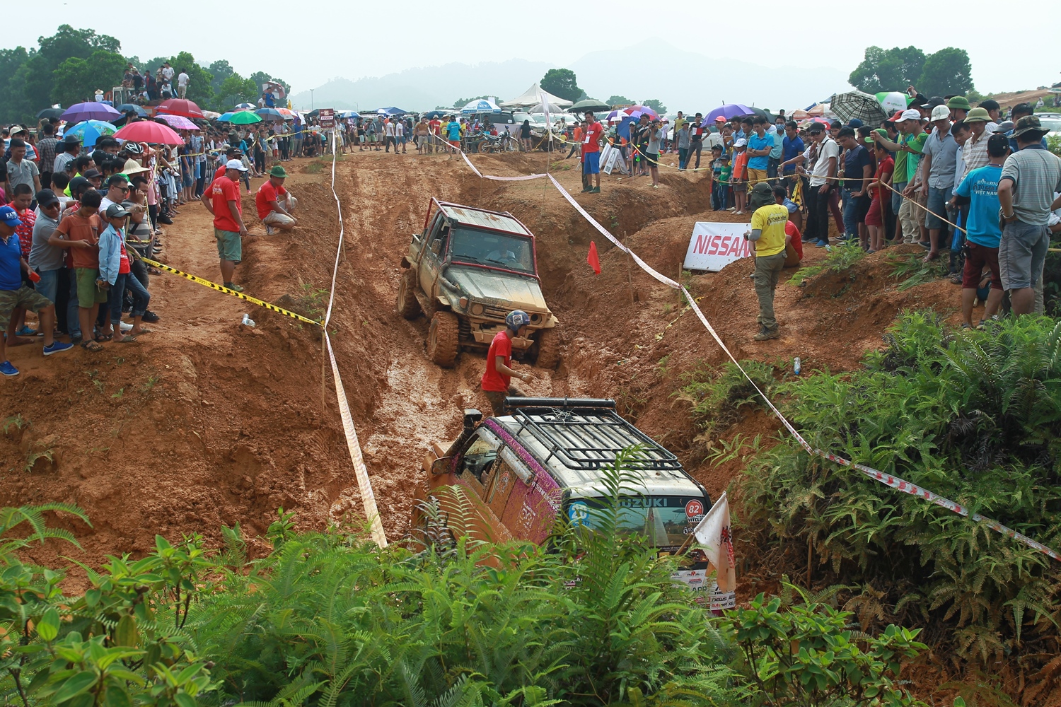 Liên tiếp phải gọi cứu hộ. Tuy nhiên, do đường quá lầy lội nên xe cứu hộ cũng vất vả kéo xe ra khỏi đường đua