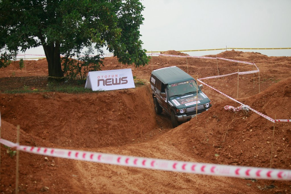 Chiếc Pajero vào vòng cua chạy quanh đảo với góc nghiêng 35 độ