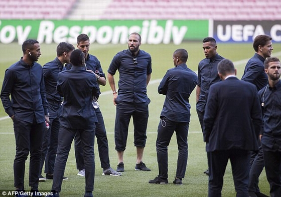 Toàn đội tới thị sát sân Nou Camp