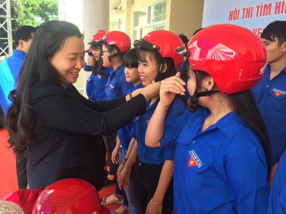 Trang bị 2.000 mũ bảo hiểm đạt chuẩn cho tân sinh viên