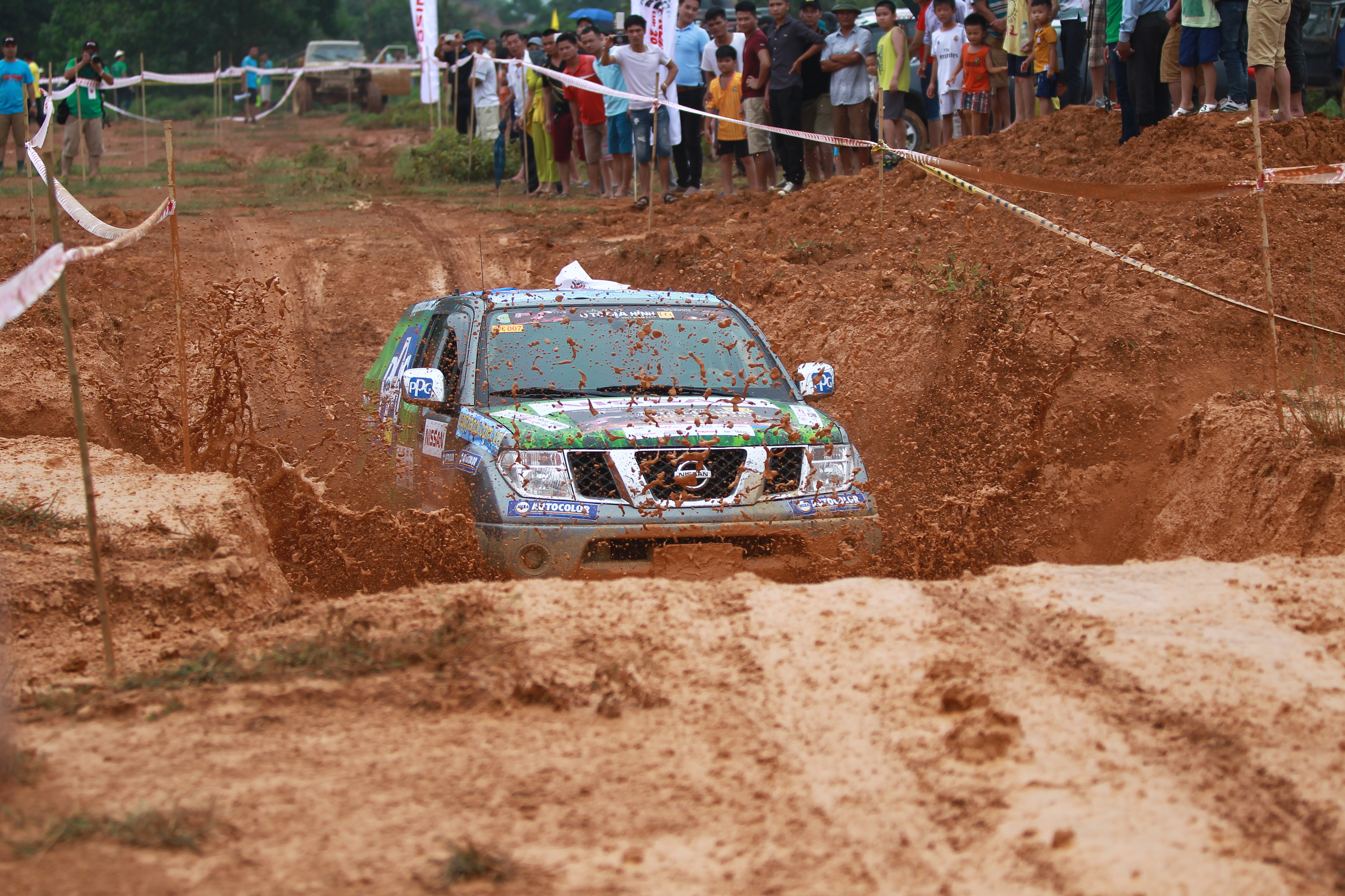 Pha trình diễn của &quot;vua&quot; bán tải Việt Nam trên đường đua Offroad 2017