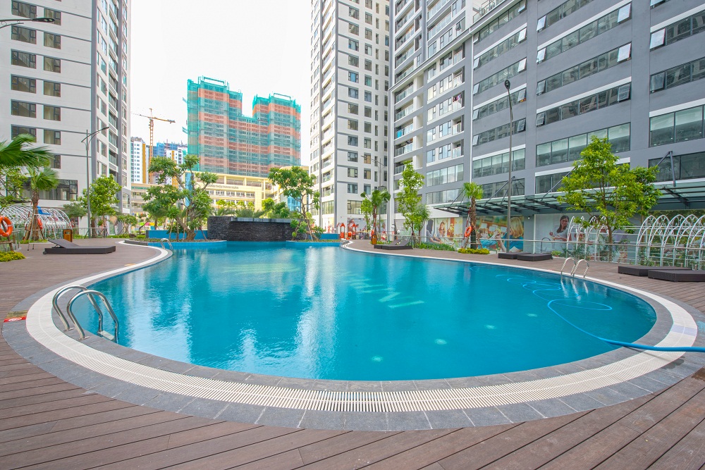 Bể bơi nằm ở vị trí trung tâm giữa 4 tòa tháp Imperia Garden