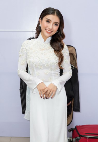 Tiêu Châu Như Quỳnh duyên dáng trong tà áo dài trắng.