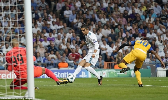Messi &quot;gọi&quot;, C.Ronaldo &quot;trả lời&quot; bằng cú đúp bàn thắng!