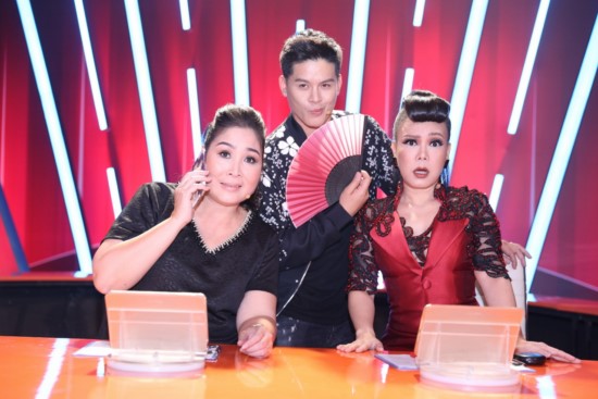 NSND Hồng Vân, Việt Hương giành nhau theo đuổi Trấn Thành