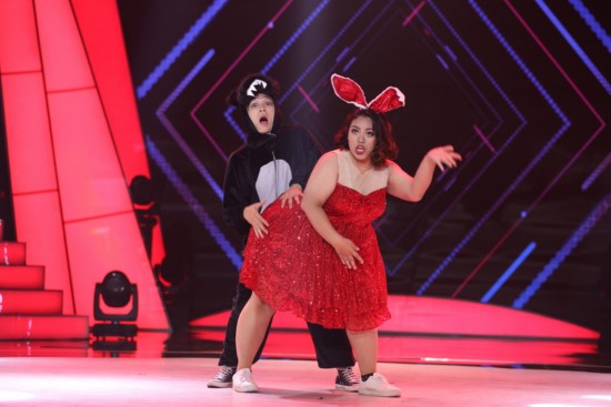 Thí sinh biểu diễn.