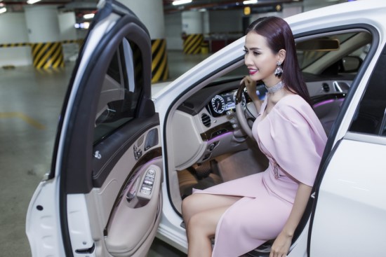 Mơ Phan tự lái chiếc xe trị giá 4,5 tỷ đồng đi sự kiện. 