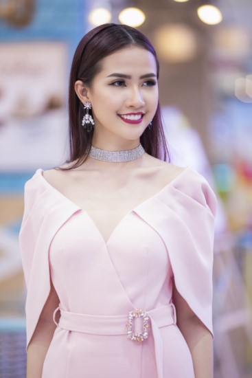 Tham dự sự kiện, Mơ Phan diện bộ váy màu hồng cánh sen đầy gợi cảm và nữ tính.