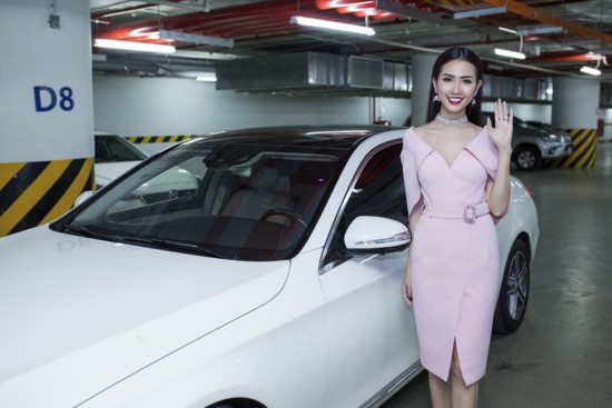 Phan Thị Mơ tự lái xe tiền tỷ đi sự kiện
