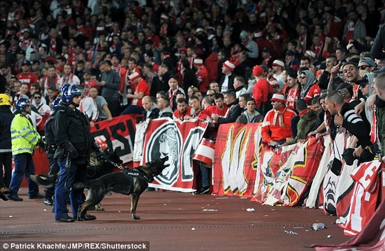 20.000 cổ động viên làm loạn, trận Arsenal - Cologne suýt vỡ !