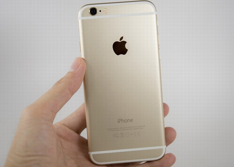 iPhone 6s 32 GB. Đây cũng là một sản phẩm của Apple được điều chỉnh giảm giá bán đợt này, với mức từ 14,49 triệu đồng xuống còn 13,99 triệu đồng. Khi ra mắt, iPhone 6s 32 GB được đánh giá xứng đáng là phiên bản nâng cấp hoàn hảo từ iPhone 6 với nhiều tính năng mới hấp dẫn. iPhone 6s 32 GB được nâng cấp độ phân giải camera sau lên 12 MP (thay vì 8 MP như trên iPhone 6), camera có tốc độ lấy nét và chụp nhanh. iPhone 6s 32GB sử dụng vi xử lý A9 tốc độ 1.8 GHz. Điểm trừ của sản phẩm đó là Apple dành cho iPhone 6s 32GB dung lượng pin chỉ 1715 mAh, khá thấp so với các sản phẩm cùng phân khúc khác.