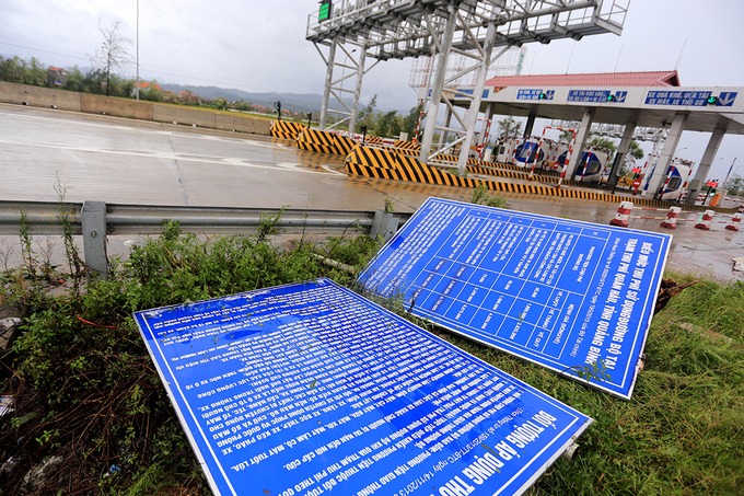 Trước trạm thu phí Quán Hàu trên quốc lộ 1A, gió quật ngã hai bảng thông báo mức thu phí sử dụng đường bộ. Nhiều bảng ghi chữ trạm thu phí bị gió xé toạc, quăng đi nhiều hướng. Để đảm bảo cứu hộ, cứu nạn, các trạm BOT không thu phí khi trời có bão.