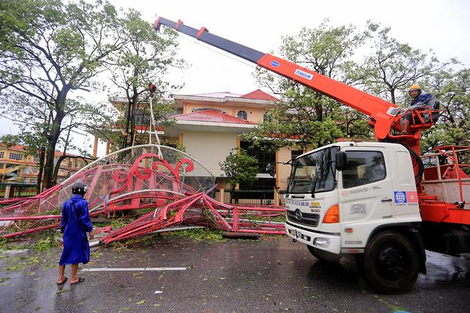 Những công trình bị hư hỏng đã nhanh chóng được lực lượng chức năng thu dọn, không để ảnh hưởng đến giao thông. Cổng chào ở TP Đồng Hới đã được cắt gọn, cẩu đi nơi khác. Ngành điện lực đã huy động nhân lực khắc phục sự cố và cấp phát lại điện một phần dân cư vào tối cùng ngày.