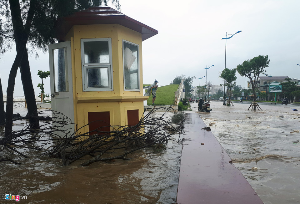 Mặc dù lúc này mưa không lớn nhưng nước từ biển tràn qua khiến một số tuyến đường bị ngập. Trước diễn biến phức tạp, đơn vị chức năng đã huy động xe tải chở từng khối đá tảng lớn và xe cẩu đến bảo vệ bờ kè và tuyến đường này.