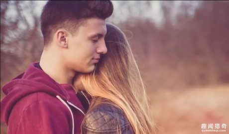 Chuyên gia… ôm: Những người cô đơn, buồn bã hoặc thiếu thốn tình cảm đều có thể tìm đến các chuyên gia ôm. Họ sẽ ở bên bạn, cùng trò chuyện và tặng bạn những cái ôm ấp áp, hoặc cũng có thể an ủi bạn khi bạn đang gặp chuyện buồn. Giá cho mỗi lần hẹn này là 50 euro.