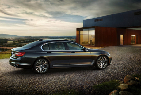 8. BMW 750i là mẫu sedan sang chảnh với nhiều thiết bị tập trung nhiều hơn cho lái xe, trang bị động cơ tăng áp kép V8, dung tích 4.4 lít, giá bán đề xuất 96.400 USD.