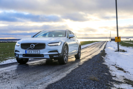 10. Volvo V90 Cross Country có không gian rộng rãi, sang chảnh, vận hành trơn chu với động cơ siêu nạp có dung tích 2.0 lít, giá bán đề xuất 54.550 USD.