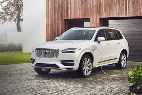 12. Volvo XC90 T8 Plug-In Hybrid có thiết kế tốt nhất, nhẹ hơn hầu hết các đối thủ, sở hữu động cơ siêu nạp 2.0 lít cộng với một mô-tơ điện 87 mã lực, giá bán đề xuất 67.800 USD.