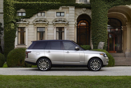 13. Land Rover Range Rover là xế sang có khả năng chạy đa địa hình tốt nhất, sở hữu động cơ siêu nạp V6, dung tích 3.0 lít, giá bán đề xuất 85.650 USD.