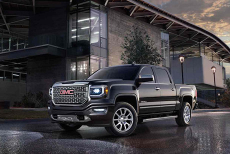 14. GMC Sierra Denali với nội thất bọc da mềm cao cấp, các gói công nghệ hỗ trợ lái xe, động cơ V8 dung tích 6.2 lít mạnh mẽ, và giá bán đề xuất 55.755 USD.