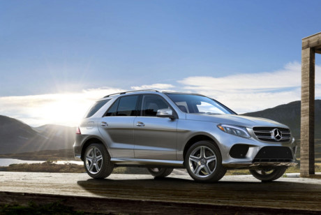 15. Mercedes-Benz GLE 43 là mẫu SUV tầm trung sang chảnh tốt nhất, sở hữu động cơ V6, dung tích 3.0 lít, có giá bán đề xuất 67.750 USD.