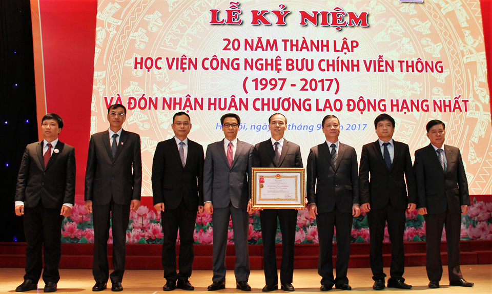 Học viện Công nghệ Bưu chính Viễn thông đón nhận Huân chương Lao động hạng Nhất