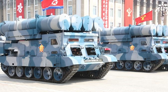 Những hình ảnh đầu tiên về tên lửa KN-09 của Triều Tiên xuất hiện là vào năm 2014 - 2015 khi nước này thử nghiệm nó trên lớp tàu cao tốc mang tên lửa lớp Nongo, trong giai đoạn đó KN-09 đã được hoàn thiện về mặt thiết kế. Đến tháng 4 năm nay Triều Tiên tiếp tục giới thiệu một biến thể khác của mẫu tên lửa này là KN-19 tổ hợp tên lửa phòng thủ bờ biển sử dụng KN-09 là nền tảng chính. Nguồn ảnh: archive.is.