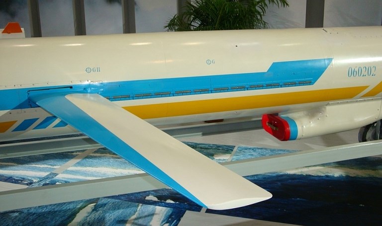 C-602 thuộc loại tên lửa chống tàu cỡ lớn, tầm bắn 280km, có trọng lượng nặng tới 1,22 tấn, dài 6,1m, đường kính thân 0,54m, sải cánh 2,9m, lắp đầu nổ bán xuyên giáp nặng 300kg. Phương thức dẫn đường kết hợp hệ định vị quán tính và radar chủ động có tầm trinh sát 40km để khóa mục tiêu chính xác ở cự ly 30km. Ảnh: Zhenguan Studio