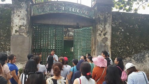 Gần như du khách nào đến với Côn Đảo cũng đi thăm các nhà tù trên đảo, chuồng cọp Pháp, chuồng cọp Mỹ để được nghe kể lại về một thời lịch sử oai hùng