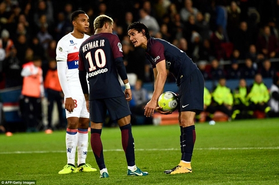 Cavani lần thứ 2 từ chối nhường Neymar đá penalty!