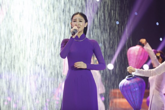 Á hậu Hà Thu dịu dàng với áo dài tím truyền thống