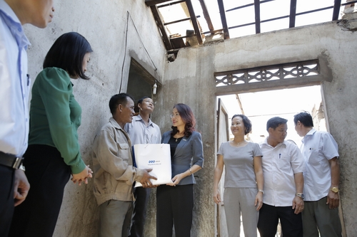 Ban Lãnh đạo Tập đoàn FLC thăm hỏi các gia đình khó khăn tại vùng tâm bão Hà Tĩnh