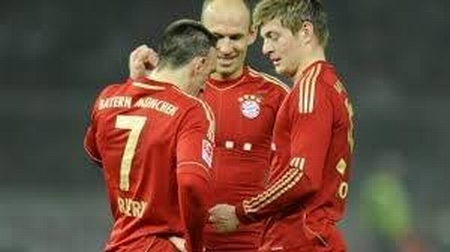 Kroos, Ribery chơi &quot;oẳn tù tì&quot; để giành quyền đá phạt!