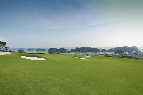 Sân golf nằm trong quần thể FLC Hạ Long với tầm nhìn ngoạn mục.