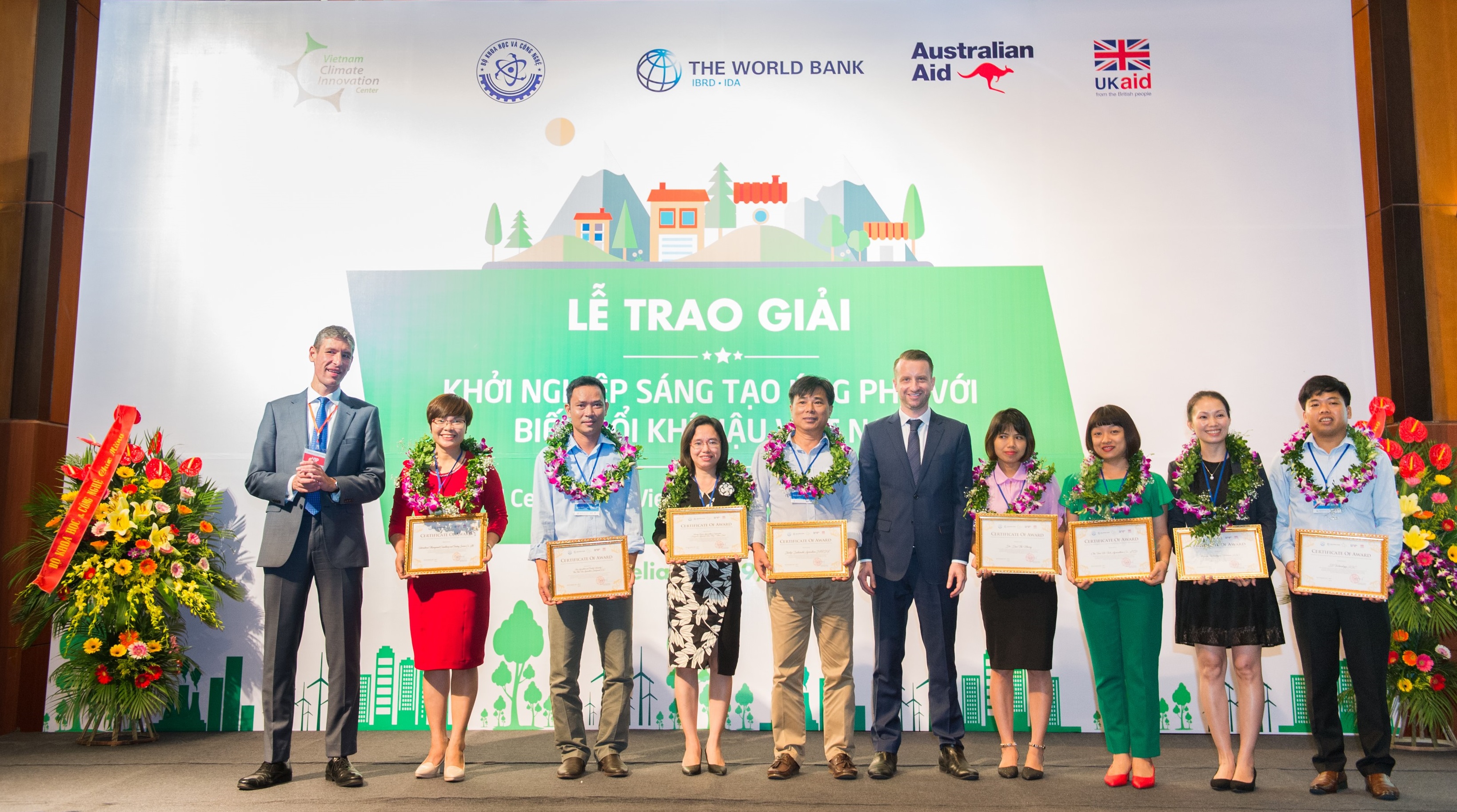 Đại sứ Anh Giles Lever (đầu tiên bên trái) và Phó Đại sứ Australia Layton Pike (thứ năm từ bên phải) trao giải cho các doanh nghiệp chiến thắng trong cuộc thi chứng minh ý tưởng lần thứ 2 về Đổi mới Sáng tạo và Ứng phó với Biến đổi Khí hậu.