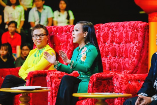 Ngưỡng mộ trước tình bạn hơn 20 năm của các thành viên Chuẩn Đam Mê, giám khảo Việt Hương không kìm được xúc động 