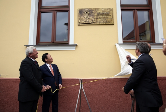Khai trương Biển đồng lưu niệm nơi Chủ tịch Hồ Chí Minh đến thăm thị trấn Horne Saliby, Trnava ngày 18/7/1957
