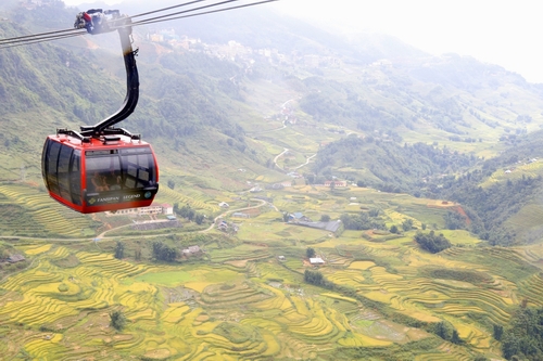 Để có được góc nhìn panorama về thung lũng Mường Hoa, bạn chỉ cần ngồi trên cáp treo của Sun World Fansipan Legend, chuẩn bị sẵn máy chụp hình. Hành trình 15 phút trên cáp treo lên đỉnh Fansipan huyền thoại sẽ khiến bạn choáng ngợp với những xúc cảm “bùng nổ”.