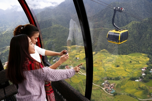 Hoài Anh, bạn trẻ đến từ Quảng Ninh vừa không ngừng bấm máy, vừa thổ lộ: “Nhờ cáp treo mình mới có được những trải nghiệm bay trên thung lũng vàng thế này”. Chẳng ai còn muốn ngồi yên khi trước mắt là bức tranh sơn thủy quá đỗi kỳ vĩ.