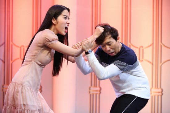 Đội của Trấn Thành và Nam Em khiến mọi người đứng ngồi không yên khi bất chấp thực hiện các tấm hình khó đỡ. 