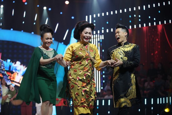 Kết thúc tiết mục, hai giám khảo Việt Hương & John Huy Trần đã ân cần dìu NSND Hồng Vân về lại ghế nóng. 