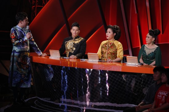 Trấn Thành nhận xét: “Đứng kế nam vương như Tiến Đạt mới có động lực tập chứ đứng kế chị Vân thì vẫn tập thôi ạ”.