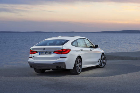 So với 5-Series GT, 6-Series GT có kích thước tổng thể dài hơn 87mm và thấp hơn 21mm. ở phía sau, BMW đã quyết định hạ thấp 64mm chiều cao của phần cốp, giúp xe đạt được sự cân bằng hơn trong tỉ lệ thiết kế.