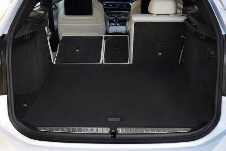 Tại thị trường châu Âu, BMW cung cấp 3 phiên bản: 630i - động cơ xăng 2.0L, 225 mã lực; 640i - động cơ xăng 3.0L, 335 mã lực và phiên bản máy dầu duy nhất 630d, dung tích 3.0L, 263 mã lực.  BMW 6-Series GT gia 1,4 ty dong se thay the 5-Series GT - Anh 6